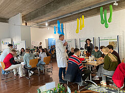 Vier Schulklassen kamen zum zweistündigen interaktiven Lernerlebnis in den Wurmwelten-Laden des JKI. Foto: Sarah Barnert/JKI