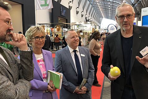 Die ZVG-Spitze mit Präsidentin Eva Kähler-Theuerkauf informierte sich bei JKI-Apfelzüchter Dr. Andreas Peil (rechts) am BMEL-Stand auf IPM Essen über Forschung für mehr Nachhaltigkeit im Obstbau.