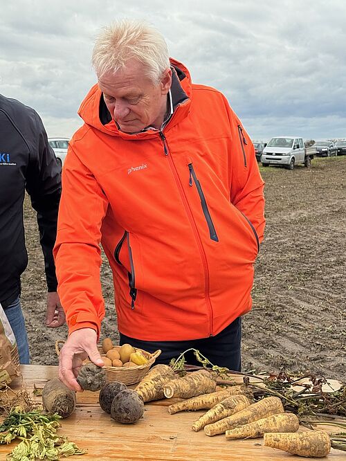 Bundesminister Alois Rainer. © Prof. Dr. Anne-Katrin Mahlein/ Direktorin Institut für Zuckerrübenforschung