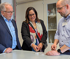 Dr. Torsten Will (rechts) vom JKI-Institut für Resistenzforschung und Stresstoleranz erläuterte der Botschafterin der Republik Kolumbien in der Bundesrepublik Deutschland I.E Yadir Salazar Mejía seine Forschungsarbeit.