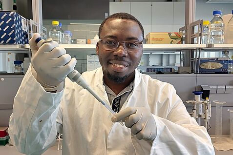 Dr. Ayaovi Agbessenou conducts research at the JKI-Institute for Biological Plant Protection.