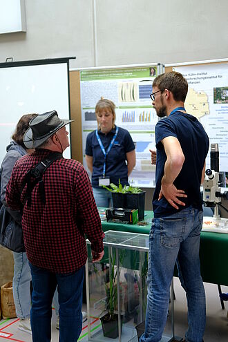 Dr. René Kaiser hier im Gespräch mit einem interessierten Besucher. © Florian Haase/JKI
