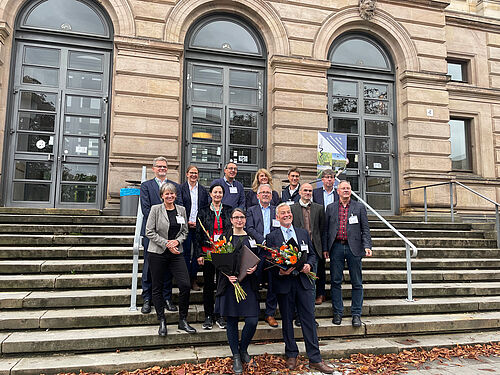 Gruppenfoto von der Preisverleihung der DPG-Forschungspreise: v.l.n.r./hinten:Frank Gemmer (Industrieverband Agrar), Prof. Dr. Anne-Katrin Mahlein (IFZ), Prof. Dr. Ralph Hückelhoven (TU München), Bettina Beerbaum (BMLEH/Ltg. Ref. 714), Dr. Michael Klüken (2. Vorsitzender DPG und Bayer AG); Dr. Stefan Krüssel (LWK Niedersachsen). Mittelreihe:Prof. Dr. Annette Reineke (1. Vorsitzende DPG und Uni Geisenheim), Prof. Dr. Carmen Büttner (HU Berlin), Prof. Dr. Frank Ordon (JKI-Präsident). © Sarah Barnert/Julius-Kühn-Institut (JKI)