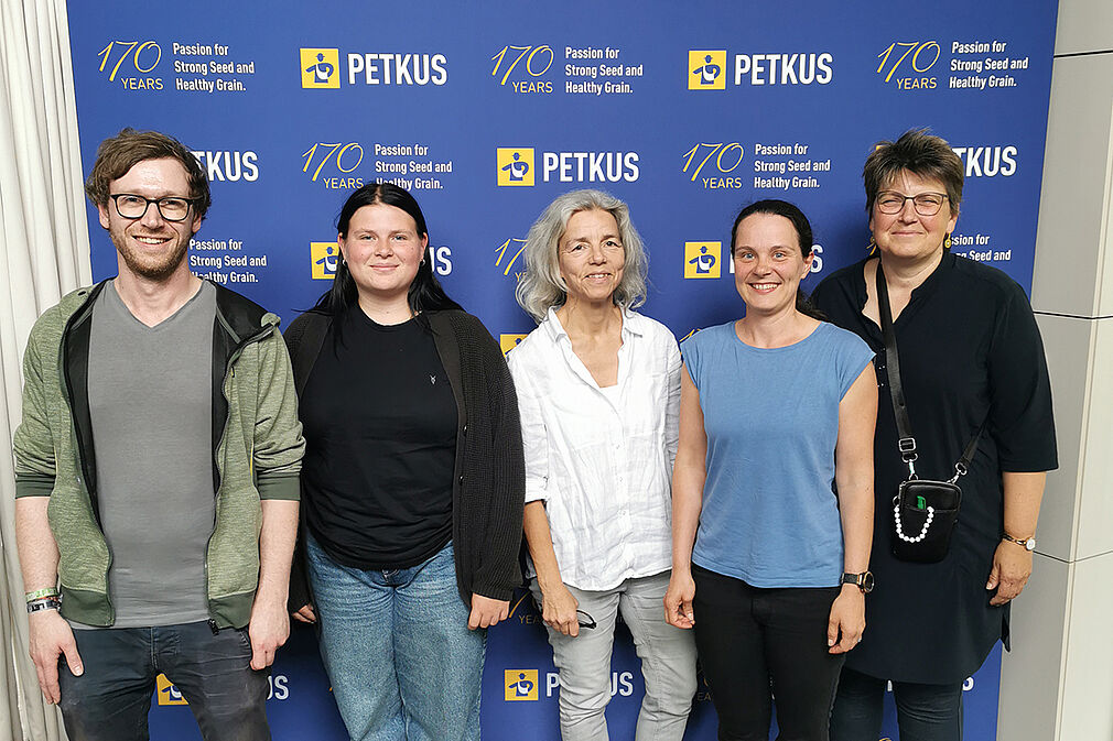 Kick-Off des Forschungs- und Entwicklungsprojekts InSeDis: v.l. Nico Sprotte, Marie Wendt, Dr. Monika Götz und Katja Sommerfeld-Arnold (alle vier JKI) und Dr. Doreen Thoren (Petkus Technologie GmbH. © K. Sommerfeld-Arnold/JKI
