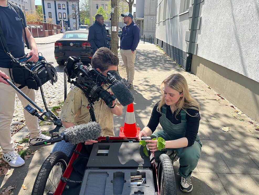 
	JKI-Doktorandin Vera Hörmann beim Dreh für "Hallo Niedersachsen", demonstriert Chlorophyll-Fluoreszenzmessungen an Stadtbäumen.© M. Beyer/TU-Bs
