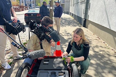 JKI-Doktorandin Vera Hörmann beim Dreh für "Hallo Niedersachsen", demonstriert Chlorophyll-Fluoreszenzmessungen an Stadtbäumen.© M. Beyer/TU-Bs