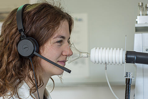 „Pflanzendüften auf der Spur“- Rene Grünwald untersucht mit Praktikantin Nina Hopfendüfte, um Rückschlüsse auf beliebte und unbeliebte Hopfenaromen ziehen zu können.