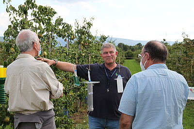 Dr. Jürgen Gross zeigt Besuchern beim Tag der offenen Tür in Dossenheim verschiedene Typen von Lockstofffallen für alternative Pflanzenschutzverfahren im Obstbau. © G. Leefken/JKI