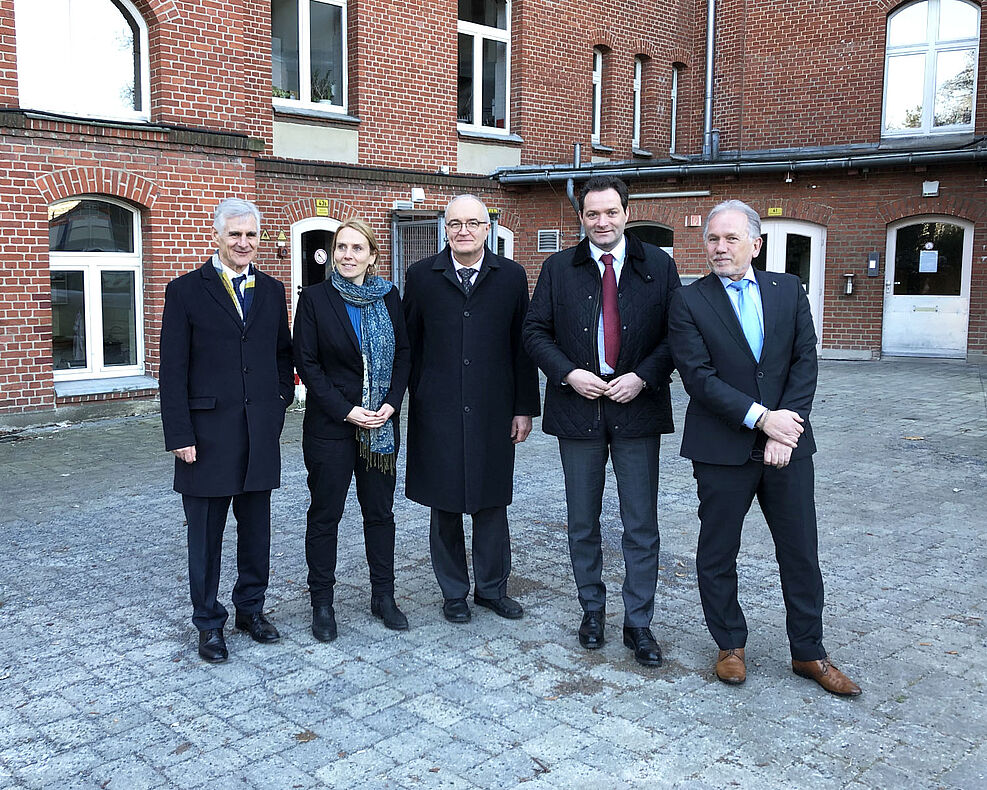 
	v.l. S.E. Botschafter Michael Linhart, Dr. Andreas Krämer (JKI), Dr. Burkhard Schmied (BMEL/AL7), Norbert Totschnig (Budeslandwirtschaftsminister Österreichs) und JKI-Präsident Prof. Dr. Frank Ordon. © S. Hahn/JKI
