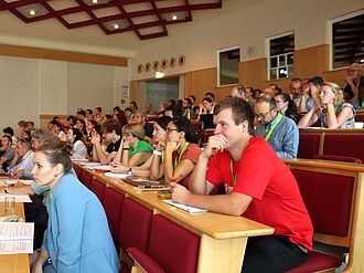 Die Teilnehmerinnen und Teilnehmer des XVI. Eucarpia Symposium on Fruit Breeding and Genetics im Hörsaal des Sächsischen Landesamts für Umwelt, Landwirtschaft und Geologie (LfULG). ©JKI