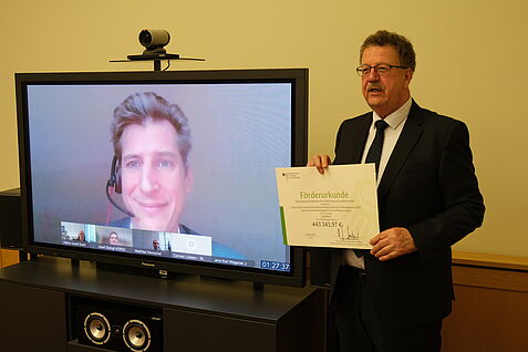 BMEL-Staatssekretär Joachim Fuchtel (r.) übergibt in einer Videokonferenz den Förderbescheid für das OptiKult-Projekt an Dr. Jens Karl Wegener vom JKI © BMEL