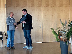 Dr. Wolfgang Link (l.) blickt auf 40 Jahre Forschungs zur Ackerbohne zurück, der Keynote Speaker des Workshops gab Dr. Andreas Stahl (l.) ein Kurzinterview. © Pommerrenig/JKI