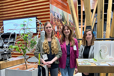 Wissenschaftlerinnen des Instituts für Pflanzenschutz in Obst- und Weinbau auf der BioFach 2025. (T. Kabakeris, JKI)