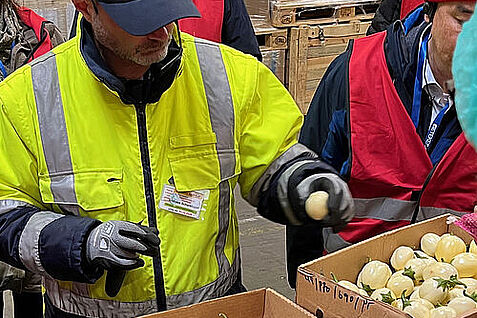 Einblicke in die praktische Durchführung der phytosanitären Einlasskontrollen beim Besuch der Grenzkontrollstelle am Flughafen Frankfurt. © K. Kaminski/JKI