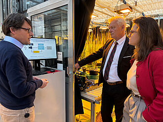 Gewächshausversuche zum Trockenstress präsentierte Benjamin Pommerinig Alois Rainer (Mitte) und MdB Anna Elisabeth Aeikens.© S. Barnert/JKI