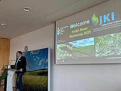 Andreas Stahl, der leiter der JKI-Fachinstituts für Resistenzforschung und Stresstoleranz eröffnet der Ackerbohnen-Workshop am Dezember am JKI. © Pommerrenig/JKI