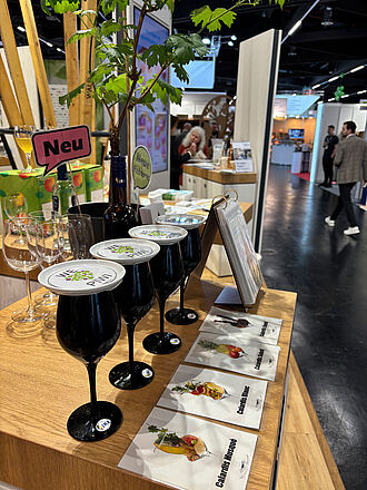 Schwarze Gläser zwingen die Standbesucher sich auf ihre "Nase" zu verlassen beim erschnuppern von Weinaromen. © S. Barnert/JKI