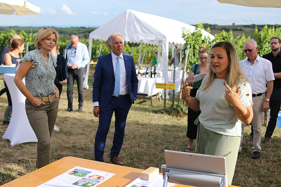 
	Dr. Anna Kicherer (r.) stellt Digi-Vine-Projekt vor © Xiaorong Zheng/JKI
