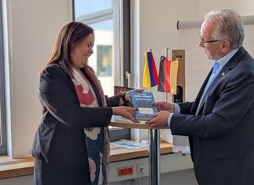 
	Die Botschafterin der Republik Kolumbien in der Bundesrepublik Deutschland I.E Yadir Salazar Mejía überreichte JKI-Präsident Prof. Dr. Frank Ordon ein Buch des kolumbianischen Schriftstellers Gabriel García Márquez.
