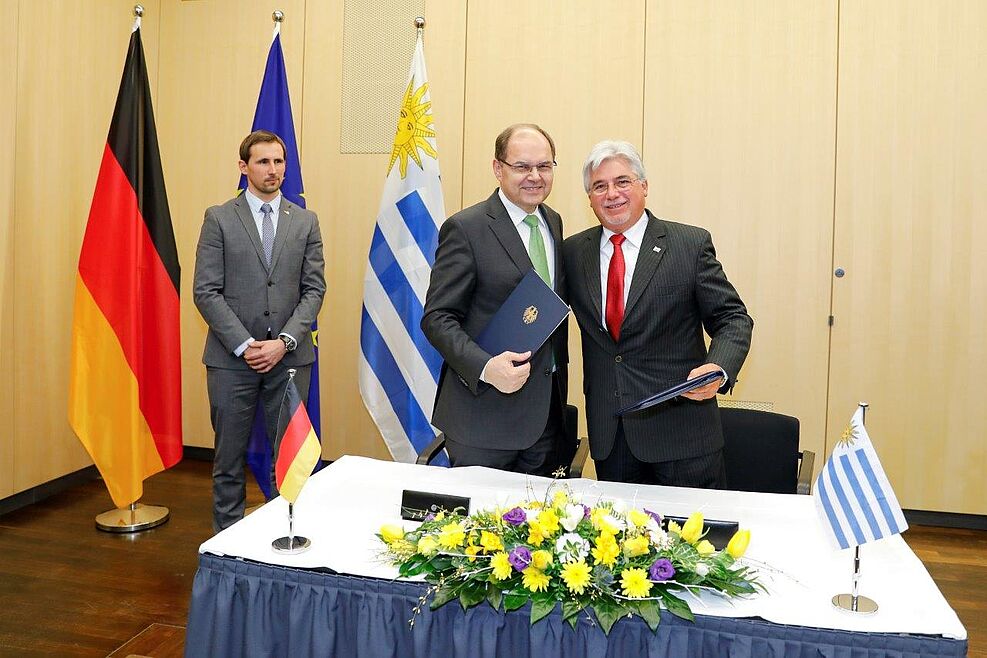 
	Die Landwirtschaftsminister Christian Schmidt (D) und Tabaré Aguerre (Uruguay) nach Unterzeichung gemeinsamer Vereinbarung zur Bioökonomie
