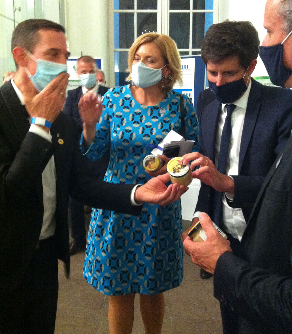 
	from left: Dr. Pistorius (Institute for Bee Protection), Federal Minister Klöckner and her French counterpart on the fringes of the gala dinner at the EU Agriculture Ministers' Meeting in  Koblenz Castle | (c) JKI
