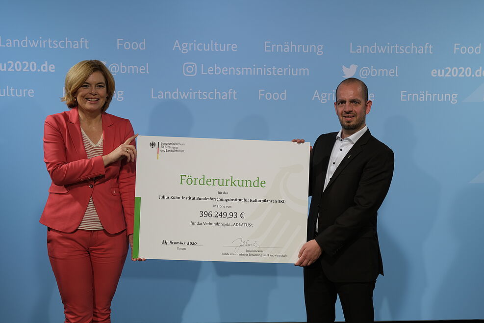 
	Bundeslandwirtschaftsministerin überreicht Dr. Torsten Will den Förderbescheid für das ADLATUS-Verbundprojekt zur Kartoffel © BMEL
