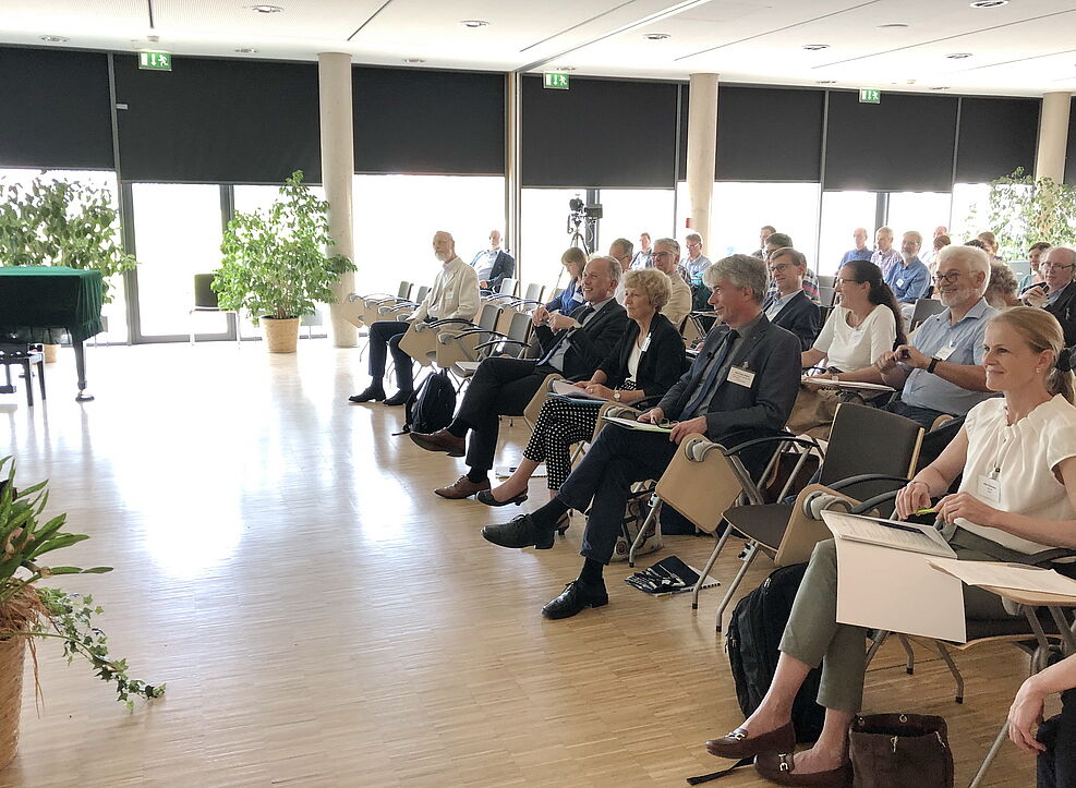 
	Blick ins Auditorium auf Grußwortredner und Organisatoren © S. Hahn/JKI
