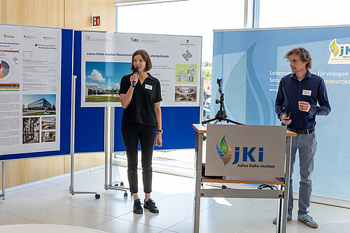 Architektin Carola Hellmuth (Staatliches Hochbauamt Heidelberg) und Architekt Hannes Linder (hotz + architekten) informieren über das Bauprojekt. © Sebastian Faus/JKI