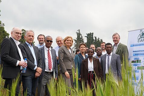 Die deutsche Delegation des Bundeslandwirtschaftsministeriums (BMEL) mit Ministerin Julia Klöckner (Mitte) und JKI-Präsident Frank Ordon (2.v.l. vorne) zu Besuch am Holeta Agricultural Research Center (HARC) in Äthiopien. © BMEL