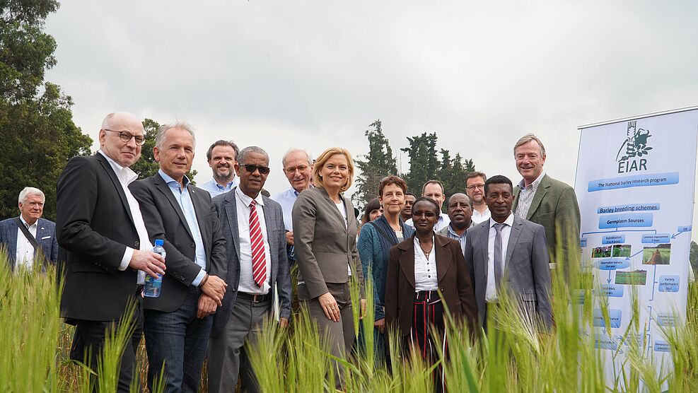 
	Die deutsche Delegation des Bundeslandwirtschaftsministeriums (BMEL) mit Ministerin Julia Klöckner (Mitte) und JKI-Präsident Frank Ordon (2.v.l. vorne) zu Besuch am Holeta Agricultural Research Center (HARC) in Äthiopien. © BMEL
