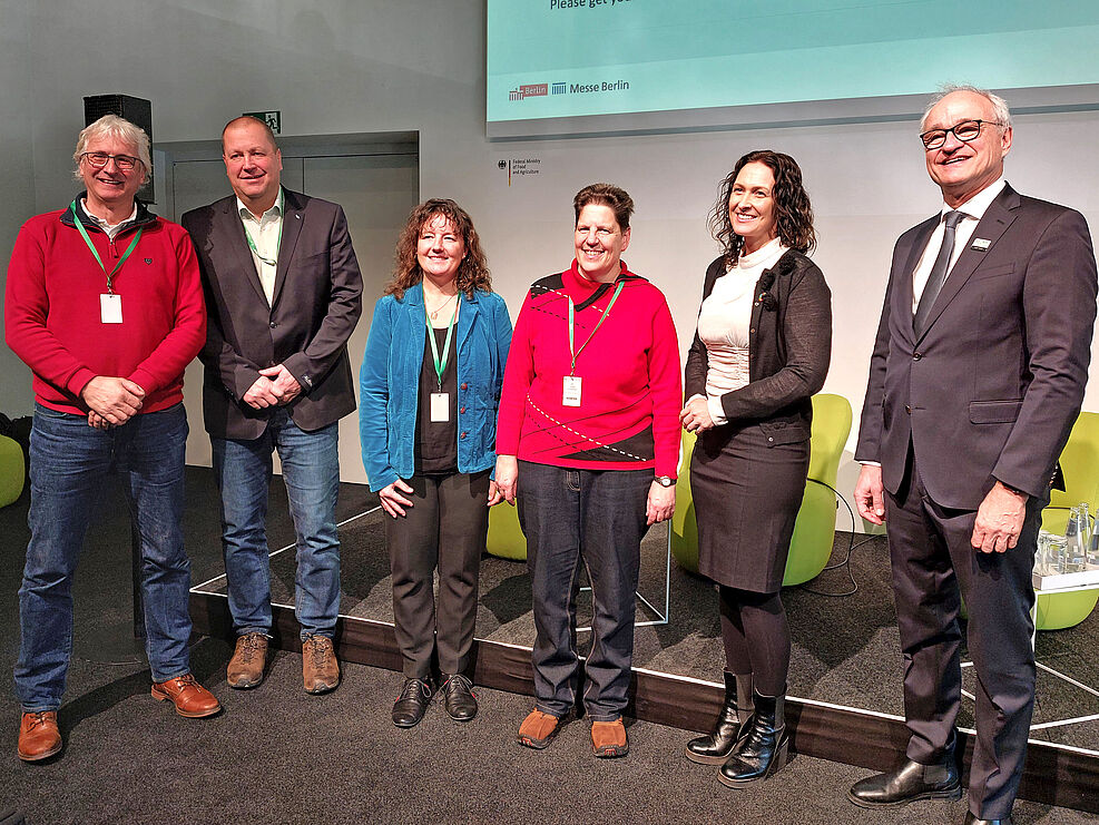 
	V.l.n.r.:Dr. Béla Batha, Dr. Henryk Flachowsky, Dr. Stefanie Griebel, Dr. Ulrike Lohwasser, Staatssekretärin Wenche Westberg und Moderator Stefan Schmitz.
