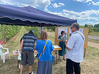 Dr. Annette Herz präsentiert das Projekt ParaDrosu – ein innovatives Werkzeug zur Regulierung der Kirschessigfliege im Beerenobstanbau. © Sarah Barnert/JKI