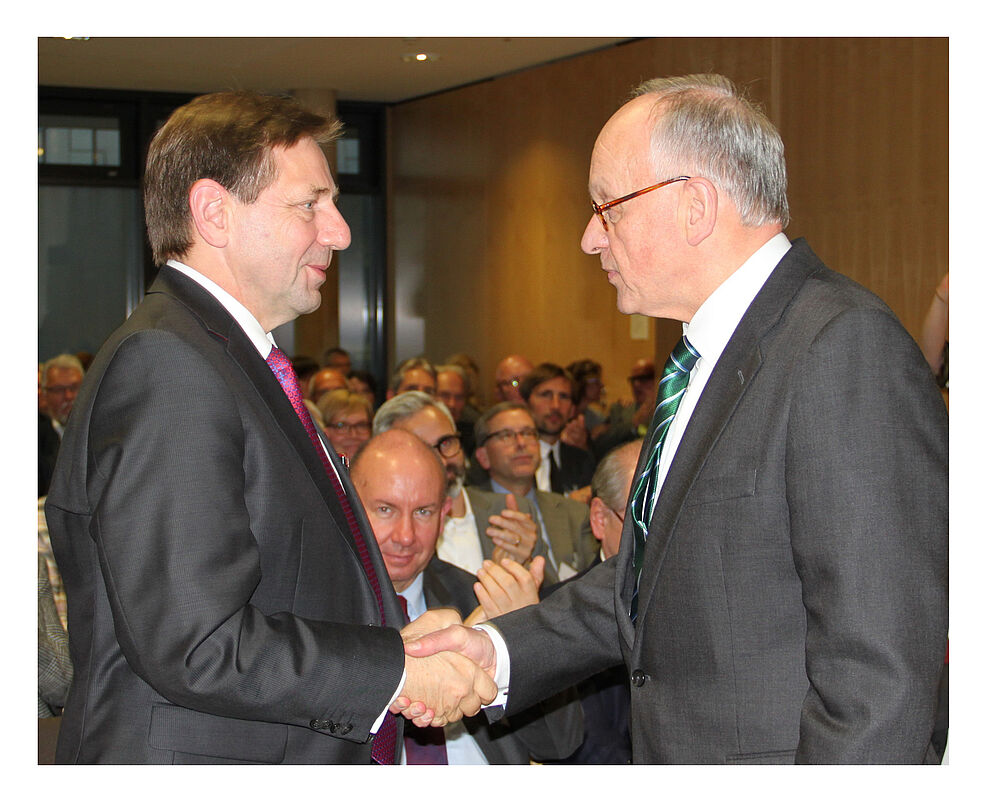 
	BMEL-Staatssekretär Dr. Hermann Onko Aeikens dankte Dr. Backhaus für seine Präsidentschaft des JKI und vorher der BBA. Foto: Gerlinde Nachtigall/JKI
