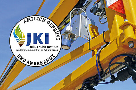 Symbolbild/Collage zeigt Teil der Anwendungstechnik und ein JKI-Prüfsiegel, wie es 2025 vergeben wurde. © A. Herbst/JKI