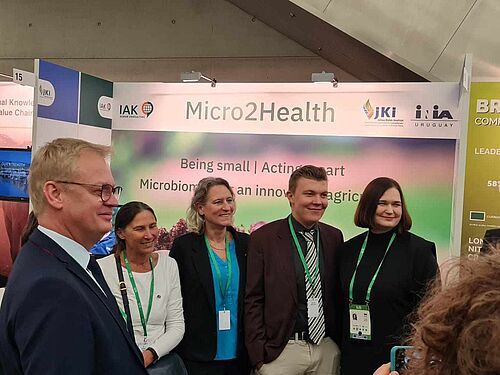 Parlamentarische Staatssekretärin Claudia Müller besucht den BMEL-Stand bei der Eröffnung des Innovationsforums. (v. l. n. r.: Dr. Florian Bittner (JKI), Dr. Carolina Leoni (INIA), Dagmar Wittine (DAUA), Michael Bödecker (IAK), Claudia Müller (BMEL))