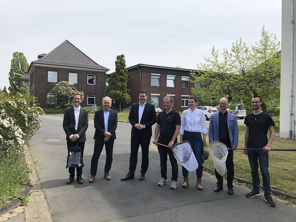 
	Gruppenbild mit Braunschweigs Oberbürgermeister (v.l.) Dr. Jens Pistorius, JKI-Präsident Prof. Dr. Frank Ordon, Dr. Thorsten Kornblum (OB), Henri Greil, Dorothee Lüken, Dr. Andre Krahner, Marc Hoffmann. (c) S. Hahn/JKI
