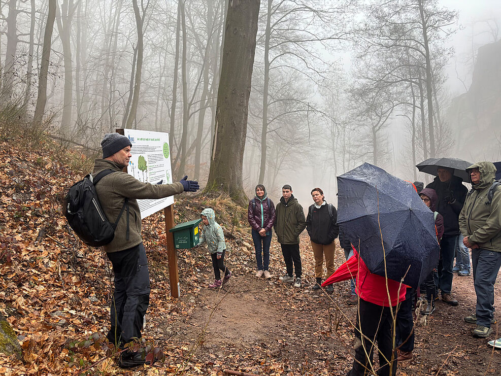 
	An der Sonderstempelstelle der Harzer Wandernadel informiert das JKI über seine Forschung im Wald. © Sarah Barnert/JKI
