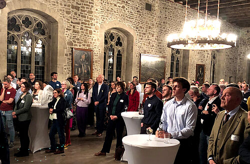 Die geladenen Gäste lauschen den Grußworten zum Abendempfang in der Dornse. © S. Hahn/JKI