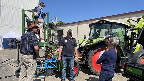 Die Station mit den "bodenständigen" Spezialmaschinen, wie Parzellensäe- und dreschmaschine betreute Johann Schuldt mit seinem Kollegen. © S. Barnert/JKI