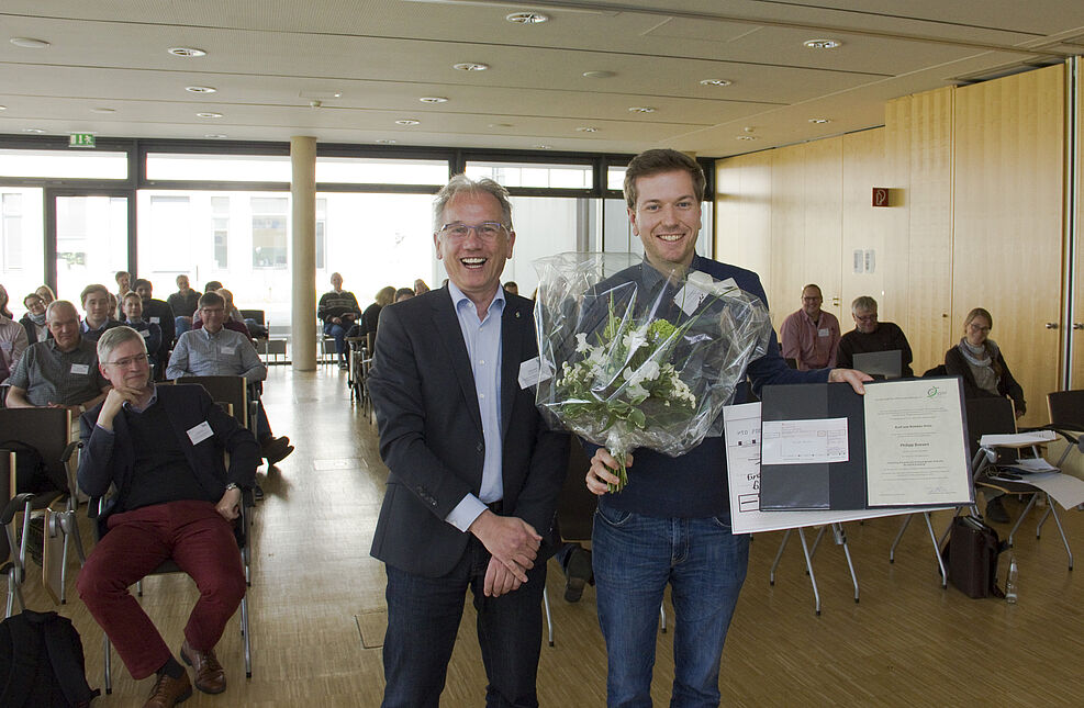 
	(v.l.) JKI-Präsident Prof. Dr. Frank Ordon gratuliert Dr. Philipp Boeven (Uni Hohenheim, jetzt Limagrain GmbH) zum Rümker-Preis 2019 © J. Kaufmann/JKI
