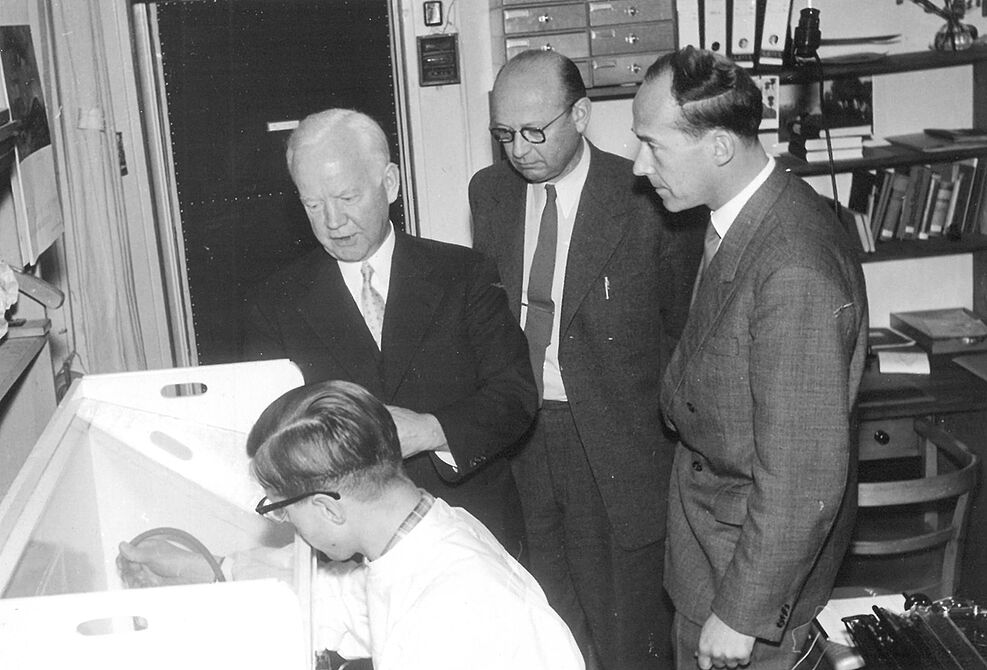 
	Besuch des damaligen Landwirtschaftsministers Heinrich Lübke am Institut für biologische Schädlingsbekämpfung (von li: Dr. Krieg, BM Lübke, Präsident Prof. Richter und Institutsleiter Prof. Franz, 16.3.1957
