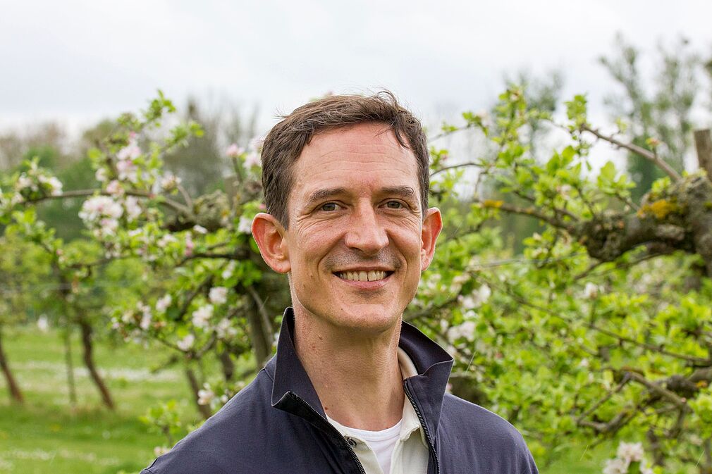 Dr. Jens Pistorius, Leiter des JKI-Instituts für Bienenschutz, in der Obstanlange des JKI in Braunschweig