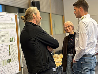 Dr. Laura Lewerenz (JKI) im Gespräch mit Martin Kamperschroer (Naturwerk Borken) und Christoph Röling-Müller (Kastanienhof Agrar&Service) © S. Barnert/JKI