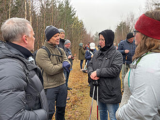 Zahlreiche interessierte Wanderinnen und Wanderer nutzten die Gelegenheit für ein persönliches Gespräch. © Sarah Barnert/JKI