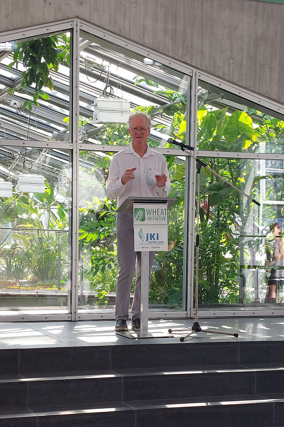 
	Prof. Dr. Peter Langridge, Vorsitzender des wissenschaftlichen Beirats der Weizen-Initiative und Prof. an der Universität Adelaide (Australien), stellt die Schlüsselaspekte der Forschungsagenda vor. ©Hagemann/JKI
