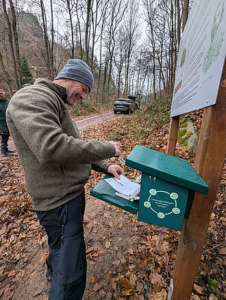 Prof. Dr. Frank Hartmann stempelt den Julius-Kühn-Sonderstempel der Harzer-Wandernadel. Foto: Isabel Haberkorn/JKI