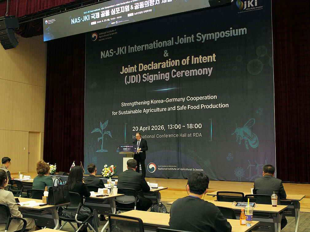 Das gemeinsame Symposium beschäftigte sich thematisch mit der gesetzlichen Bewertung mikrobieller Pflanzenschutzmittel und Technologien zur biologischen Schädlingsbekämpfung sowie Schutzstrategien und Risikobewertung für Honigbienen und andere Bestäuber. Dazu hielten die JKI-Forscher Prof. Dr. Johannes Jehle und Dr. Jens Pistorius auch Fachvorträge. © Hani Jeong/NAS