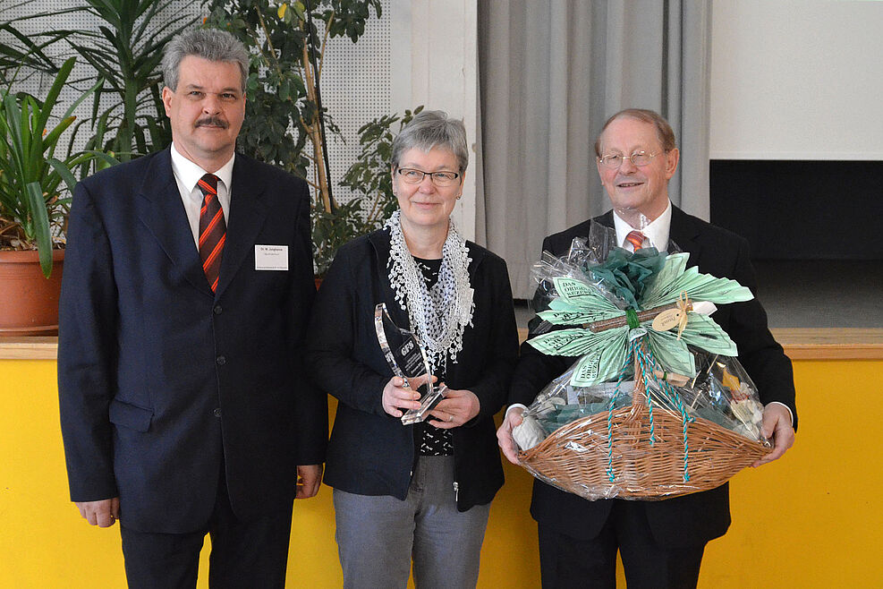 
	GFS-Ehrenpreis 2018 für Dr. Ute Gärber vom Julius Kühn-Institut (von li: Dr. Wolfram Junghanns, Vorsitzender SALUPLANTA; Dr. Gärber, Dr. Bernd Hoppe, Vorsitzender GFS e.V.)
