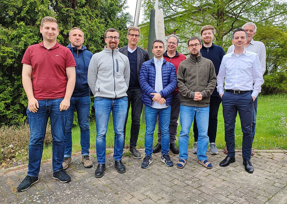 
	Kick-Off-Meeting zum Projekt EXACT. Von links nach rechts: Richard Scheumann, Jan Rücknagel (MLU), Franz-Leopold Haupt (SKWP), Jens Karl Wegener, Giovanni Puliga (JKI), Eberhard Hartung (CAU), Daniel Herrmann (JKI), Kevin Clausen (CAU), Fabian Schäfer (Rauch), Thomas Kreuter (SKWP).
