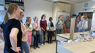 Ann-Christin Brenken und Dr. Janett Riebesehl präsentieren das Teilprojekt „Mykologie“.